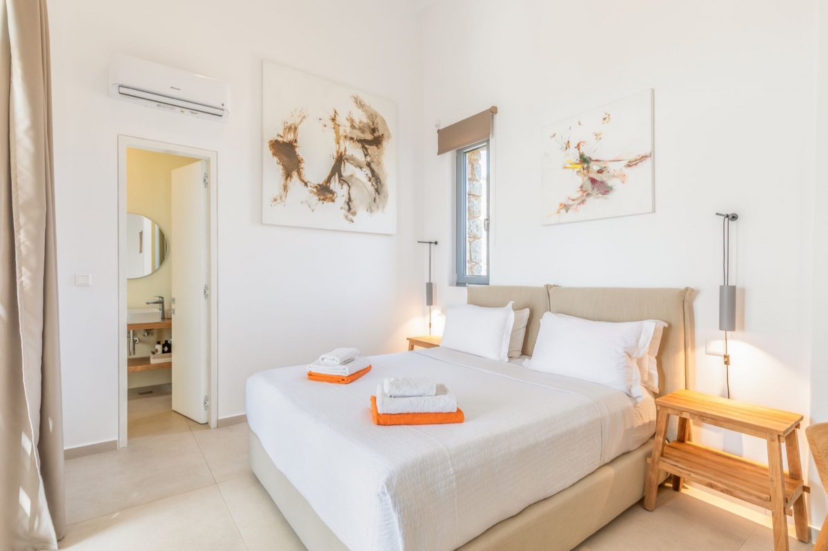Bedroom 1. Ground floor with sea view. En suite bathroom 1